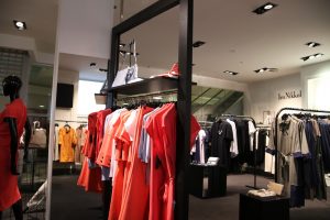 retail-store-mirrors-merchandizing